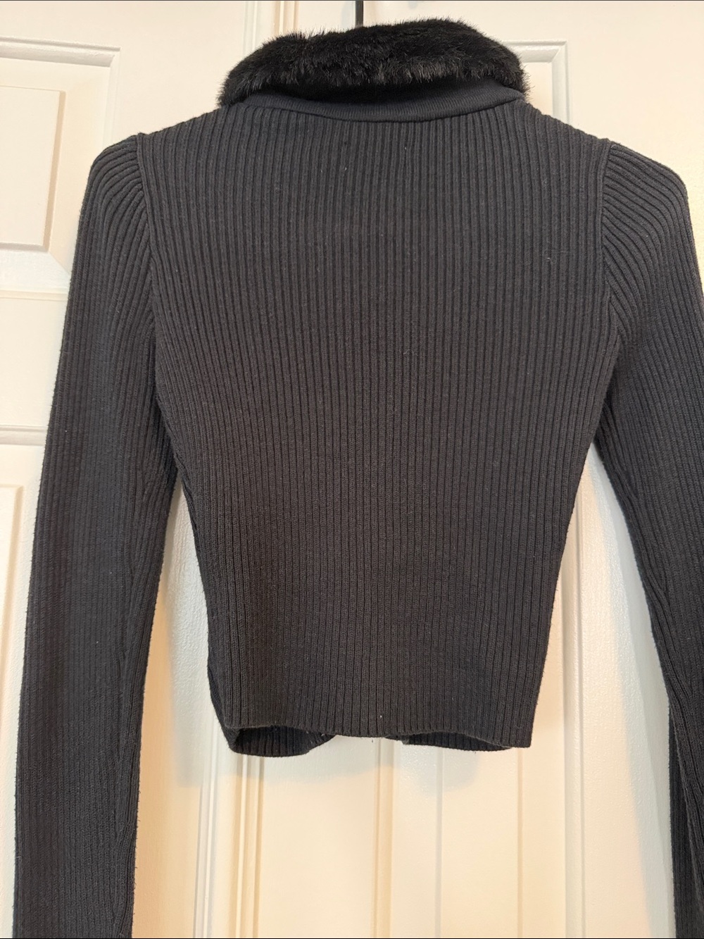 Hollister Black Ribbed Button-Up Cardigan with Faux Fur Collar - Picture 5 of 6